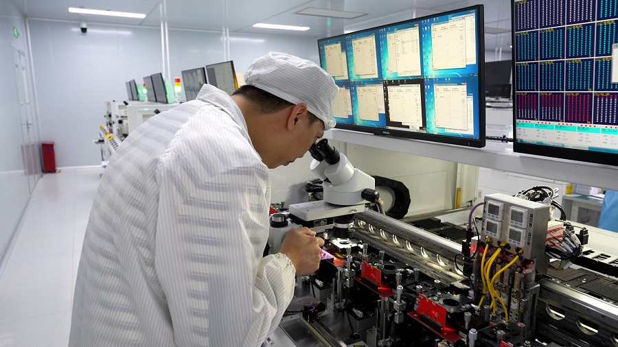 Taimi SSD深圳自主工厂：技术人员进行Die闪存颗粒品质测试