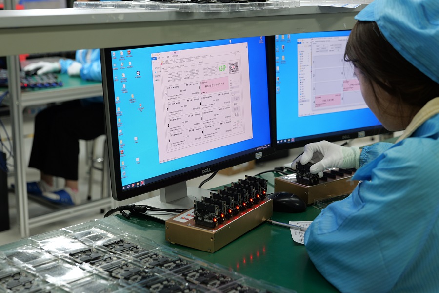 Taimi工程师进行消费级SSD性能和稳定性测试现场